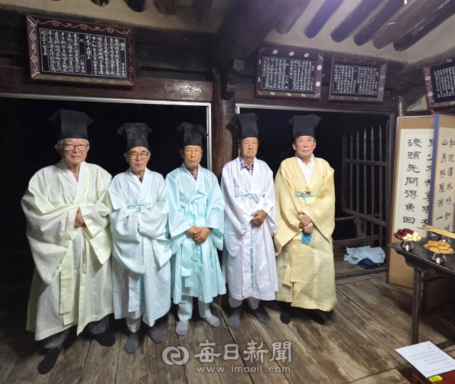 지수 선생의 불천위 제사에 참석한 영일정씨 종회 후손들. 영일정씨 종회 제공