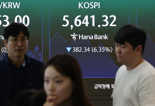 29일 서울 하나은행 본점 딜링룸에 코스피 지수가 표시되고 있다. 이날 코스피는 장 초반 1~2%대의 상승세를 보였으나 다시 하락전환해 6천선 아래로 내려왔다. 연합뉴스