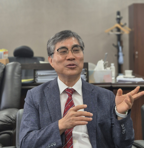 35년 만에 법복 벗는 정용달 판사…