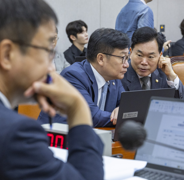 입법 독주 중인 與, '野 상임위원장도 무력화' 시도