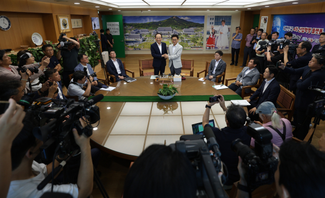 지난 7월 29일 경북도청에서 추경호 대구시장과 이철우 경북도지사가 민선 9기 출범 이후 첫 공식 회동을 갖고 손을 맞잡고 있다. 두 단체장은 이날 대구경북신공항과 행정통합, 2차 공공기관 이전 등 지역 현안을 놓고 면담했다. 김영진 기자 kyjmaeil@imaeil.com