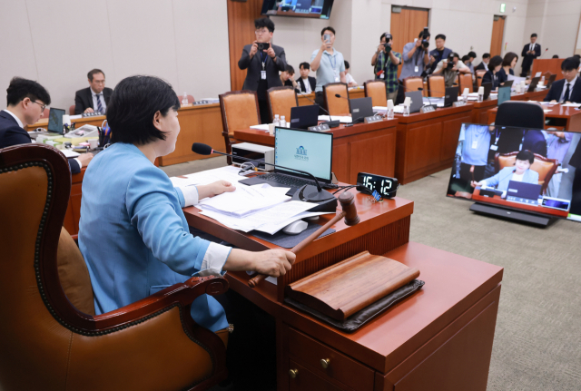 29일 국회에서 열린 법제사법위원회 전체회의에서 위원장인 더불어민주당 서영교 의원이 속개를 선언하고 있다. 연합뉴스