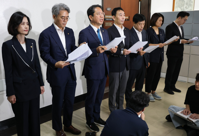 더불어민주당과 조국혁신당 등 범여권 국회 법제사법위원들이 29일 국회에서 형소법 개정안 관련 기자회견을 하고 있다. 연합뉴스