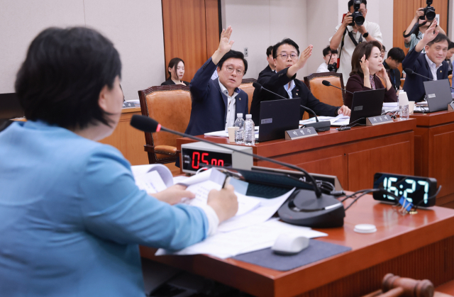 29일 국회에서 열린 법제사법위원회 전체회의에서 국민의힘 법사위원들이 검사의 보완수사권 폐지를 골자로 한 형사소송법 개정안에 대해 손을 들어 토론을 신청하고 있다. 연합뉴스