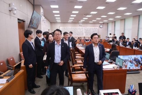 [속보] '檢보완수사권 폐지' 형소법 개정안, 與주도로 법사위 통과