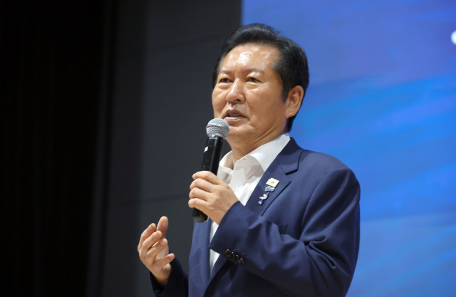 더불어민주당 정청래 당 대표 후보가 28일 전북 전주시 전주대학교에서 열린 전국여성비전포럼 결의대회에서 발언하고 있다. 연합뉴스