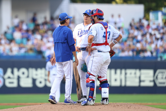 삼성 라이온즈의 양창섭(가운데)이 29일 대구에서 열린 KIA 타이거즈와의 경기에 선발 등판했으나 1회초 고전하자 포수 강민호와 최일언 코치가 마운드로 올라와 대화를 나누고 있다. 삼성 제공