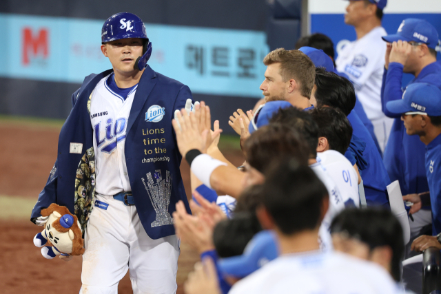 삼성 라이온즈의 전병우가 29일 대구에서 열린 KIA 타이거즈와의 경기 5회말 솔로 홈런을 친 뒤 덕아웃으로 들어오자 동료들이 반겨주고 있다. 삼성 제공