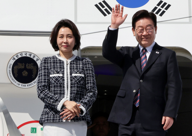 브라질 국빈 방문을 마친 이재명 대통령과 김혜경 여사가 29일(현지시간) 상파울루 과룰류스 국제공항 공군 1호기에서 환송객에게 인사하고 있다. 연합뉴스
