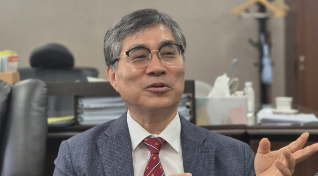35년 만에 법복 벗는 정용달 판사 
