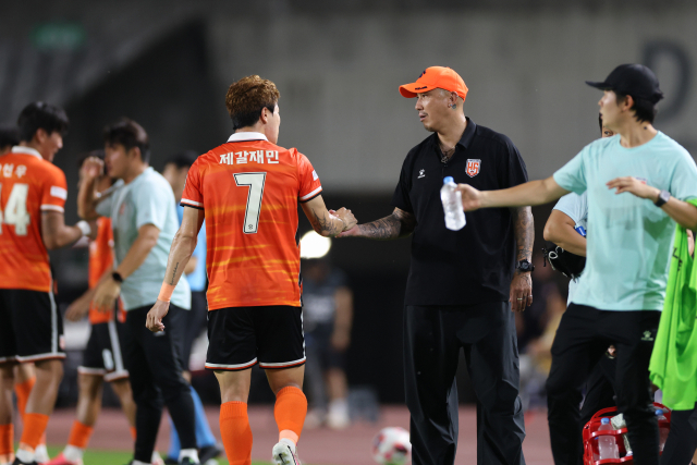 프로축구 K리그2 화성FC의 차두리 감독(오른쪽 두 번째)이 공격수 제갈재민(7번)의 득점 후 격려하고 있다. K리그 제공
