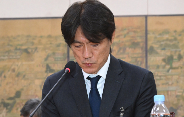 홍명보 전 축구대표팀 감독이 30일 국회 문화체육관광위원회에서 열린 대한축구협회 현안 관련 청문회에 증인으로 출석해 의원 질의에 답하고 있다. 연합뉴스