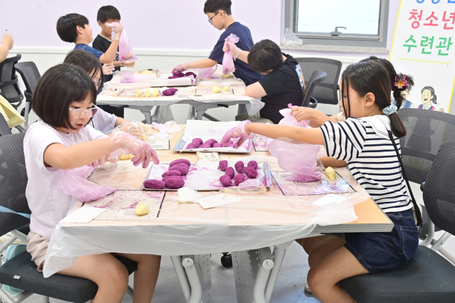 청송군청소년수련관이 여름방학을 맞아 마련한 체험 중심 프로그램에 220여 명이 신청하는 등 큰 호응을 얻고 있다. 사진은 청송군청소년수련관 여름방학 프로그램 운영 모습. 청송군 제공