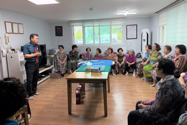 안동경찰서는 지난 28일 용상동 현대2차아파트 경로당을 찾아 지역 어르신들을 대상으로 찾아가는 눈높이 교통안전 교육을 진행했다.