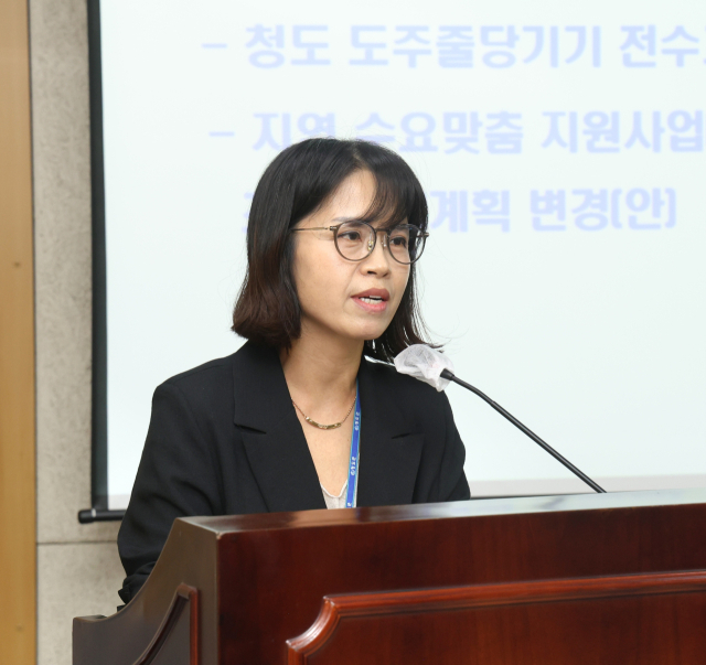 윤은경 청도군 문화예술체육과장이 군의회에서 공유재산관리계획안을 설명하고 있다. 청도군의회 제공
