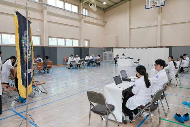 동국대학교 한의학과 의료봉사단 청심회(회장 김다니엘) 학생 40여 명이 예천 지보중학교에서 봉사활동을 하고 있다. 예천군 제공