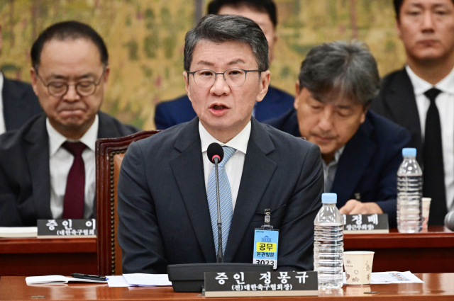 정몽규 전 대한축구협회장이 30일 국회 문화체육관광위원회에서 열린 대한축구협회 현안 관련 청문회에서 의원 질의에 답하고 있다. 연합뉴스