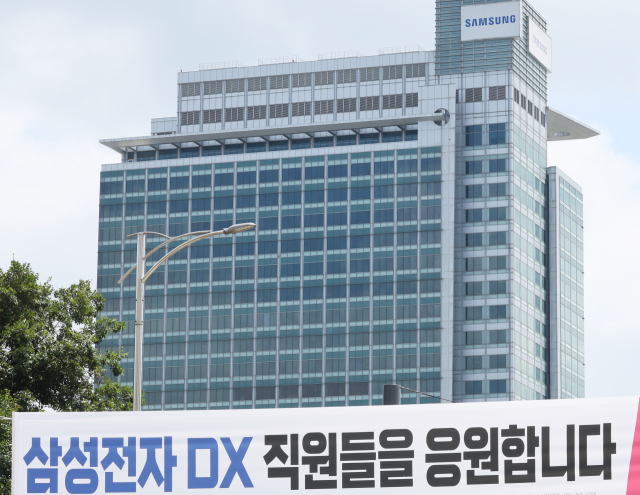 삼성전자가 3분기 연속 역대 최대 실적을 기록한 가운데 반도체 사업으로만 89조원이 넘는 영업이익을 거뒀다. 그러나 완제품 사업은 가파른 원가 상승으로 인해 창사 이래 처음으로 8천억원 규모 적자를 기록했다. 삼성전자는 연결 기준 올해 2분기 영업이익이 89조4천924억원으로 지난해 동기보다 1천813.8% 증가한 것으로 잠정 집계됐다고 30일 공시했다. 매출은 171조4천995억원으로 작년 동기 대비 130% 증가했다. 순이익은 71조6천245억원으로 1천299.9% 늘었다. 사진은 이날 경기도 수원시 영통구 삼성전자 본사 모습. 연합뉴스