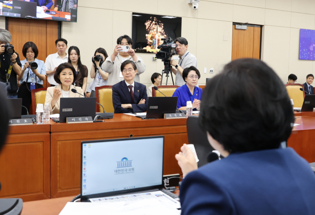 국민의힘 이진숙 의원이 30일 국회에서 열린 과학기술정보방송통신위원회 전체회의에서 더불어민주당 김현 의원과 언쟁을 벌이고 있다. 연합뉴스