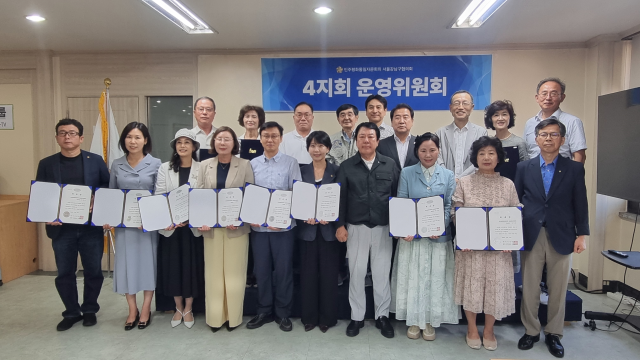 민주평통 강남구협의회 제4지회 회원들이 29일 아이넷방송에서 업무협약 및 홍보위원 위촉식을 마친 뒤 기념촬영을 하고 있다. [사진=아이넷방송그룹]