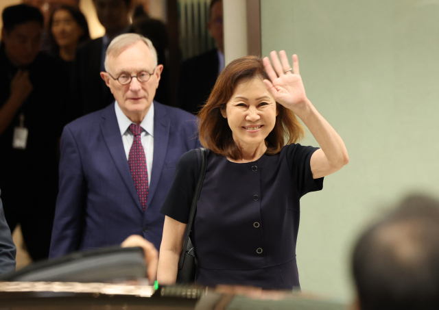 미셸 스틸 주한미국대사가 30일 인천국제공항 제2여객터미널을 통해 입국하며 인사하고 있다. 미셸 스틸 대사 왼쪽은 남편 숀 스틸 변호사. 연합뉴스