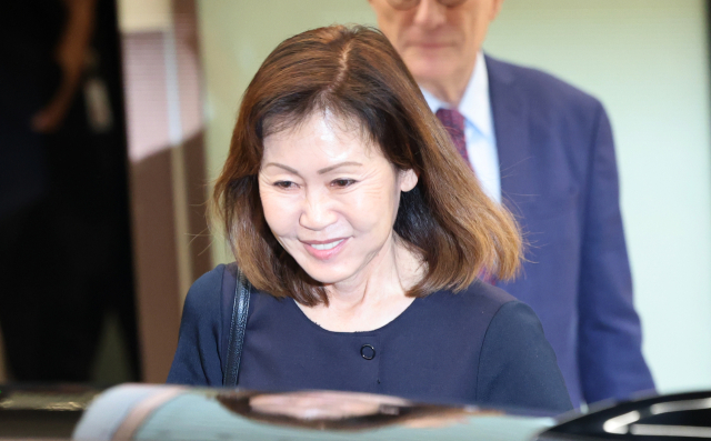 미셸 스틸 주한미국대사가 30일 인천국제공항 제2여객터미널을 통해 입국, 차량에 탑승하고 있다. 연합뉴스