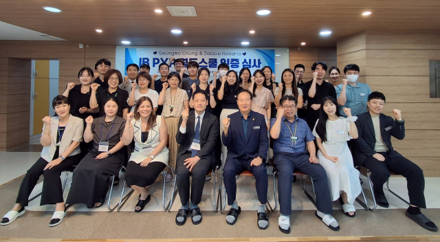 대구교육대학교안동부설초등학교 김정기 교장(오른쪽 네 번째)을 비롯한 임직원들이 국제바칼로레아 본부(IBO)로부터 초등과정인 IB PYP(Primary Years Programme) 월드스쿨 인증 심사 통과를 기념해 화이팅 포즈를 취하고 있다. 경북교육청 제공