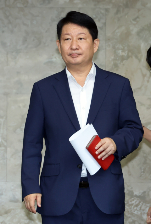의총에서 고개 숙인 권영진…윤리위는 2명 추가하며 '속도전'