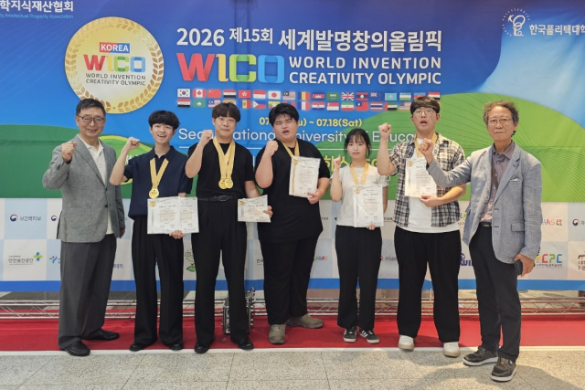 한국폴리텍대학 구미캠퍼스 AI전자과 학생들이 세계발명창의올림픽(WICO)에서 금상 3개·은상 4개를 수상한 뒤 파이팅을 외치고 있다. 한국폴리텍대학 구미캠퍼스 제공