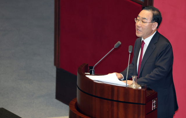 국민의힘 주호영 의원이 30일 국회에서 열린 7월 임시국회 제3차 본회의에서 형사소송법 개정안에 대한 무제한 토론(필리버스터)을 하고 있다. 연합뉴스