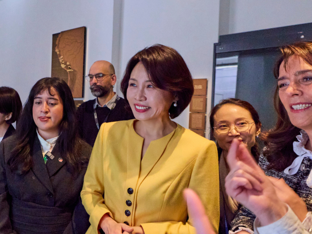 이재명 대통령과 함께 칠레를 공식 방문한 김혜경 여사와 카스트 칠레 대통령 부인 마리아 피아 아드리아솔라 여사가 30일(현지시간) 산티아고 콜럼버스 이전 시대 예술박물관을 방문해 관계자의 설명을 들으며 전시물을 관람하고 있다. 연합뉴스