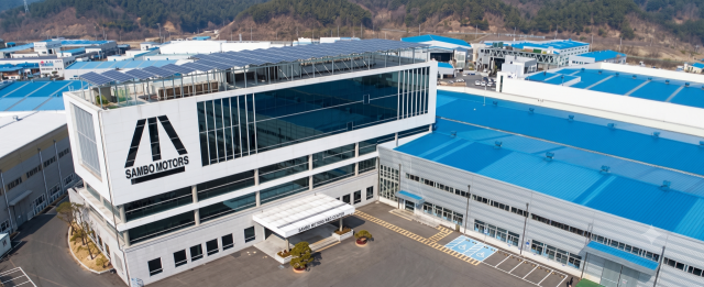 삼보모터스는 대구 달서구에 본사를 둔 코스닥 상장 자동차 부품 중견기업이다. 자동차 자동변속기용 플레이트와 엔진·연료계통의 파이프류를 주력으로 생산하며 계열사를 통해 범퍼, 인스트루먼트 패널, 필러 등 내·외장 플라스틱 부품과 금형 사업도 하고 있다. 2025년 연결 기준 주요 제품 매출은 약 1조6천846억원이다. 매일신문DB