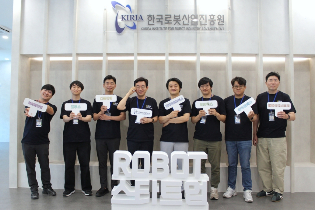 지난 30일 한국로봇산업진흥원이 개최한 로봇 스타트업 기업 간담 참석자들이 기념사진을 촬영하고 있다. 한국로봇산업진흥원 제공