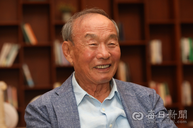 박찬석 전 경북대학교 총장이 환하게 웃고 있다. 경북대 제13·14대 총장과 제17대 국회의원을 역임한 그는 1940년생 여든일곱의 나이에도 형형한 눈빛이 살아 있다. 지리학자로 출발해 대학 총장과 국회의원을 거치며 지역균형발전과 지방대학 교육문제를 향해 쉼 없이 목소리를 높여온 그의 삶은, 대구가 낳은 한 시대의 초상이었다. 정운철 기자 woon@imaeil.com