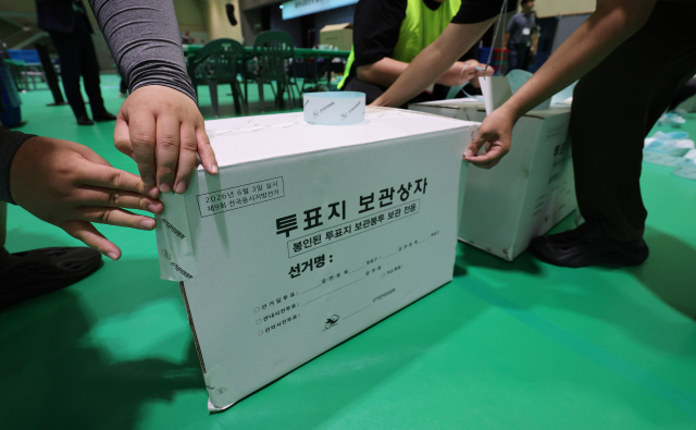 15일 오후 충북 충주시장 당선무효 소청과 관련한 재검표가 진행되는 국립한국교통대학교 다목적 강당에서 개표사무원이 투표용지가 보관된 상자를 재 봉인하고 있다. 연합뉴스