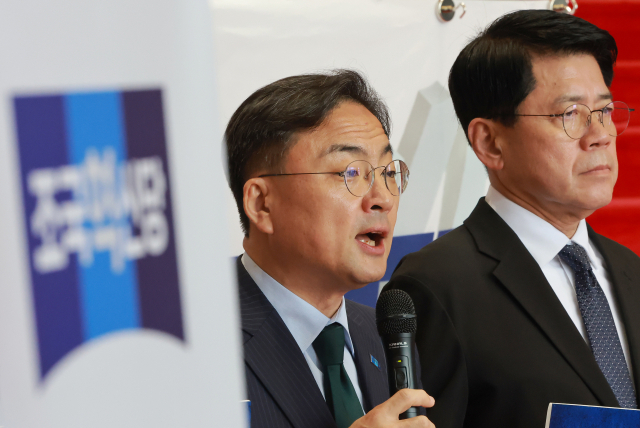 조국혁신당 신장식 대표가 30일 국회 로텐더홀 계단에 마련한 