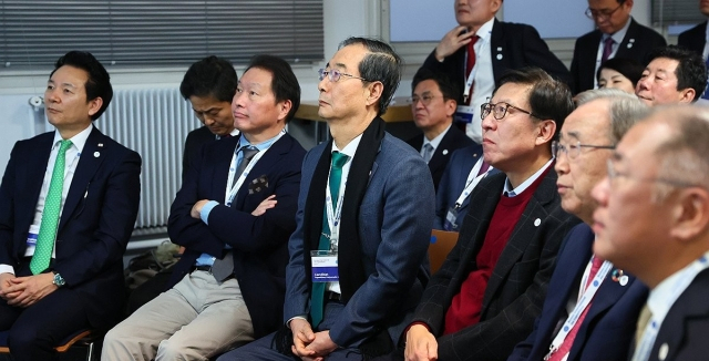 2023년 11월 29일 당시 정의선 현대차그룹 회장(오른쪽부터), 반기문 전 유엔 사무총장, 박형준 부산시장, 한덕수 국무총리, 최태원 대한상의 회장, 장성민 대통령실 미래전략기획관을 비롯한 대표단이 프랑스 파리 외곽 팔레 데 콩그레에서 열린 제173차 국제박람회기구(BIE) 총회에서 2030년 세계박람회 개최지 투표 결과 부산이 탈락하자 아쉬워하고 있다. 연합뉴스