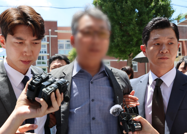 장윤기 사건에 대해 살인과 성범죄 사건을 분리 수사하도록 지시한 협의를 받는 전 광산경찰서 형사과장 A 경정이 31일 전남광주통합특별시 동구 광주지방법원에서 구속 전 피의자 심문(영장 실질 심사)을 마치고 호송차로 향하고 있다. 연합뉴스
