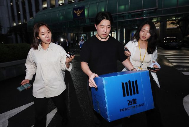 검찰과 경찰이 지난 7월 21일 장윤기 사건 부실 수사와 증거인멸 의혹 등을 규명하기 위해 경찰청 국가수사본부를 동시에 압수수색 했다. 이날 서울 서대문구 경찰청에서 검찰 관계자들이 압수물이 담긴 상자를 들고 이동하고 있다. 연합뉴스