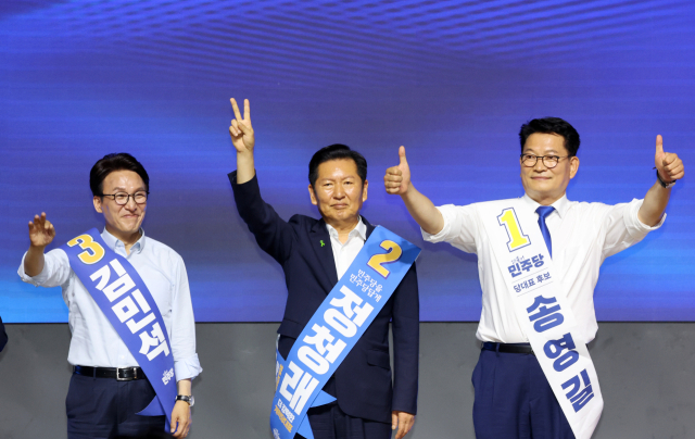 더불어민주당 김민석(왼쪽부터), 정청래, 송영길 당 대표 후보가 1일 대전컨벤션센터에서 열린 당대표·최고위원 순회경선 합동연설회에서 인사하고 있다. 연합뉴스