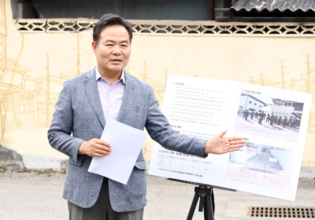 김학홍 문경시장이 지역 도시가스보급 확대와 관련 현장을 찾아 시민들에게 설명하고 있다. 문경시 제공