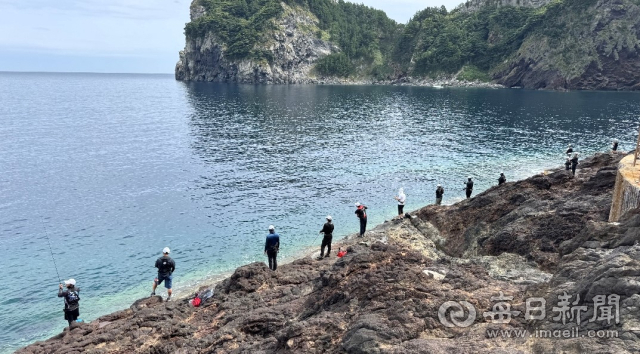 지난해 대회 참가자들이 저동일원에서 무늬오징어 낚시를 즐기고 있다. 울릉크루즈 제공