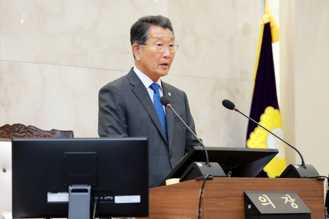 밀양시의회 임시회(제274회) 본회의장에서 손문규 의장이 인사청문회 불응관련해 유감을 표명하고 있다. 밀양시의회 제공