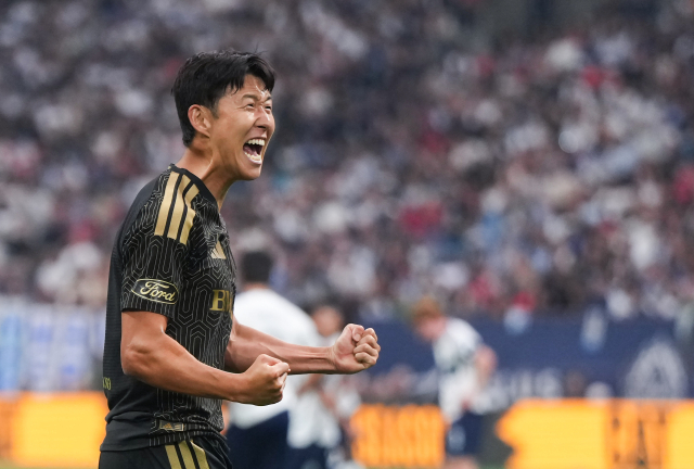 LAFC의 손흥민이 2일 캐나다 밴쿠버에서 열린 2026 MLS 19라운드 밴쿠버 화이트캡스와의 경기 도중 선제골을 넣은 뒤 포효하고 있다. AP 연합뉴스