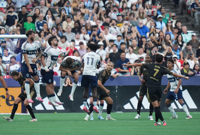 LAFC의 손흥민이 2일 캐나다 밴쿠버에서 열린 2026 MLS 19라운드 경기 도중 프리킥을 차자 벽을 세웠던 밴쿠버 화이트캡스 선수들이 뛰어올라 슛을 막고 있다. AP 연합뉴스