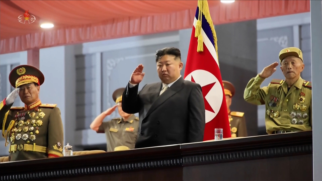 김정은 북한 국무위원장이 지난 27일 저녁 평양체육관광장에서 전승 73주년 경축 기념행진을 참관하고 있다. 연합뉴스