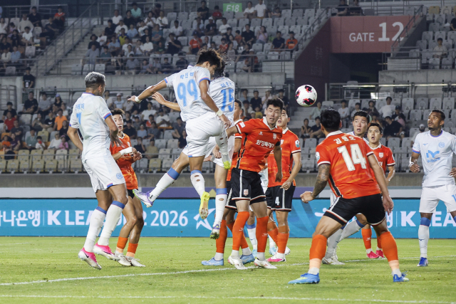 프로축구 K리그2 대구FC의 박인혁(99번)이 헤더로 골을 시도하고 있다. 대구FC 제공