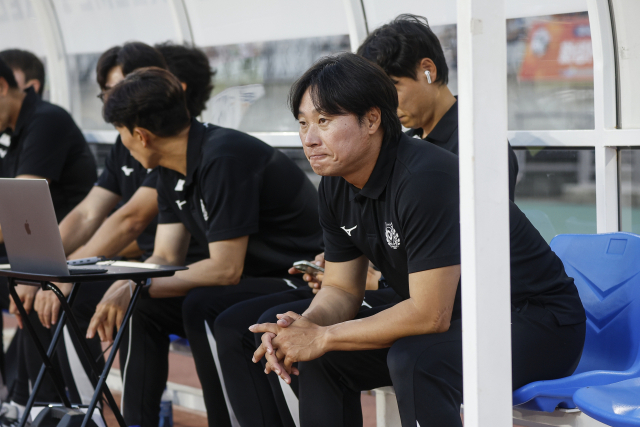 프로축구 K리그2 대구FC의 최성용 감독이 1일 화성FC와의 경기에서 고민에 빠져 있다. 대구FC