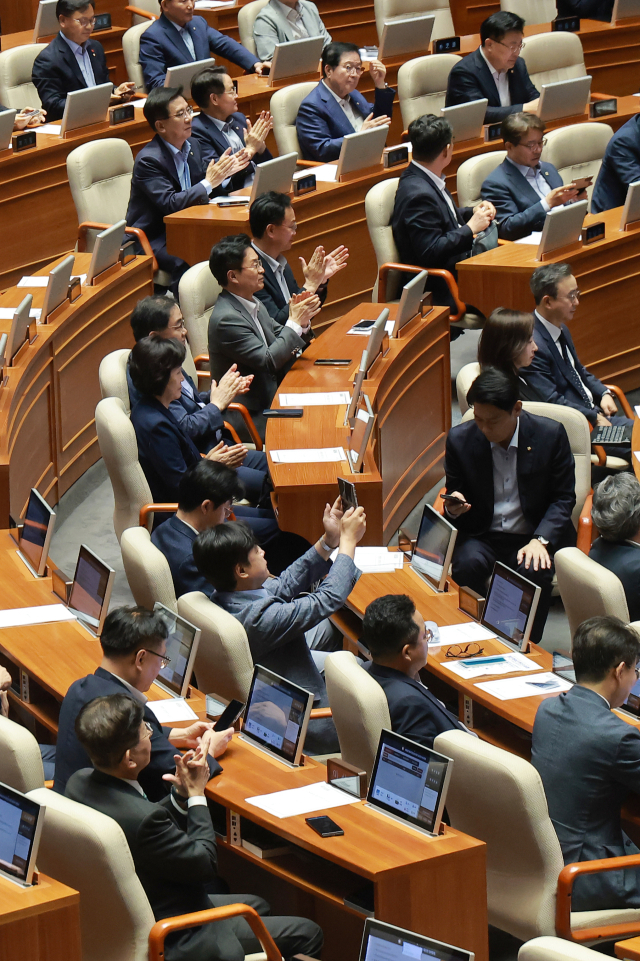 31일 국회에서 열린 7월 임시국회 제3차 본회의에서 전날 상정된 검사의 보완수사권 폐지를 골자로 한 형사소송법 일부개정법률안이 통과되자 더불어민주당 의원들이 손뼉치고 있다. 연합뉴스