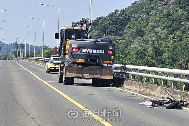 영천시 도동 황정교 일원에서 발생한 굴삭기와 자전거 추돌 사고 현장. 독자 제공